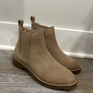 Women’s Tan Chelsea Boots - New!